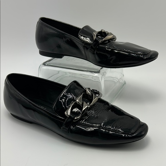 Carvela Rebel Loafer Flats Women's 9.5 Patent Leather Chain Slip On Preppy
